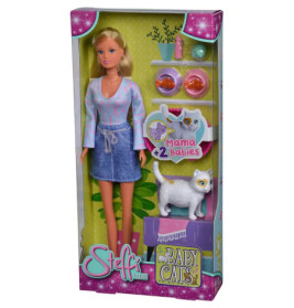 Steffi Love Puppenset mit blonder Puppe, weißer Katze, zwei Kätzchen und Zubehör in bunter Verpackung.