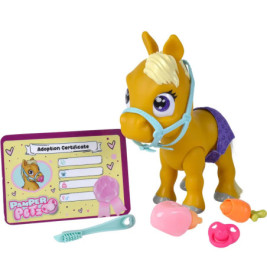 Spielzeugpony mit Zubehör, Adoptionsurkunde, Fläschchen, Spritze, Bürste und Windel vor weißem Hintergrund.