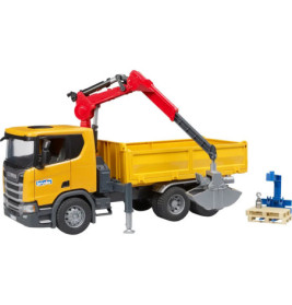 Gelber Spielzeug-Kipplaster mit rotem Kranarm und Zubehör vor weißem Hintergrund.