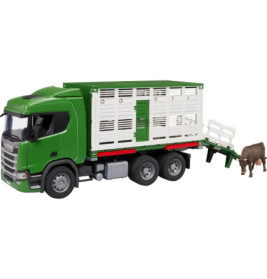 Ein grüner Viehtransporter mit weißem Anhänger entlädt hinten über eine Rampe eine braune Kuh.
