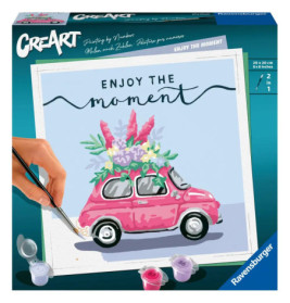 Eine Hand bemalt ein rosa Auto mit Blumen, dazu steht Enjoy the moment auf einer CreArt-Malkasten-Verpackung.