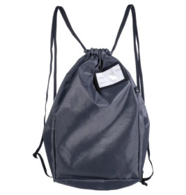 Dunkler Turnbeutel mit Fronttasche, in der ein Blatt Papier steckt, vor weißem Hintergrund.