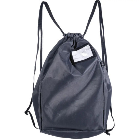 Dunkler Turnbeutel mit Fronttasche, in der ein Blatt Papier steckt, vor weißem Hintergrund.