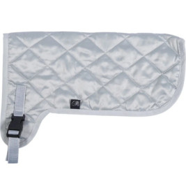 Gestepptes silbergraues Hundemantel mit seitlichem Schnallenverschluss und Rautenmuster.