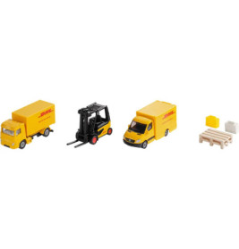 Spielzeugset mit DHL-Lkw, Gabelstapler und Van sowie einer Palette, Kisten und Containern als Zubehör.