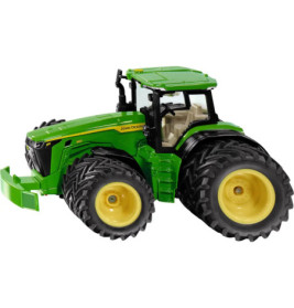 Grün-gelber John Deere Spielzeugtraktor mit großen Zwillingsreifen hinten vor weißem Hintergrund.