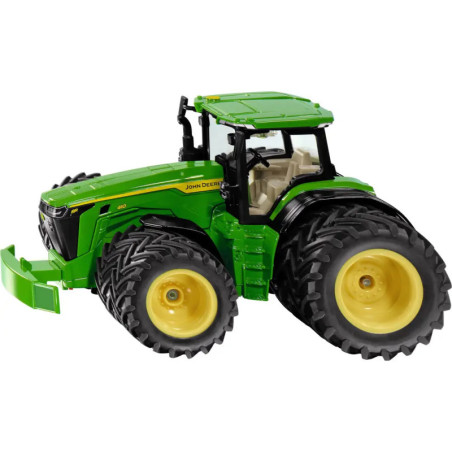 Grün-gelber John Deere Spielzeugtraktor mit großen Zwillingsreifen hinten vor weißem Hintergrund.