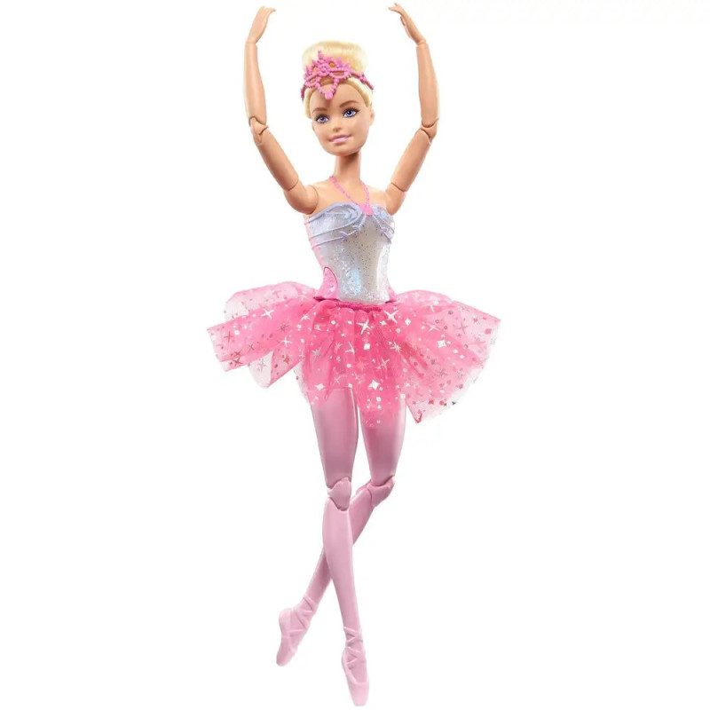 Eine blonde Ballerina-Puppe im rosa Tutu und Tiara posiert mit erhobenen Armen und gestreckten Zehenspitzen. Eine blonde Ballerina-Puppe im rosa Tutu und Tiara posiert mit erhobenen Armen und gestreckten Zehenspitzen.