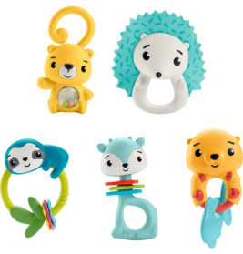 Fünf bunte Baby-Rasseln und Beißringe mit Tiermotiven liegen auf weißem Hintergrund.