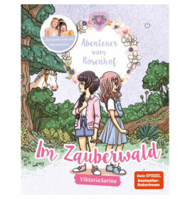 Zwei Mädchen stehen im magischen Wald, ein weißes Pferd blickt hinter Bäumen hervor.