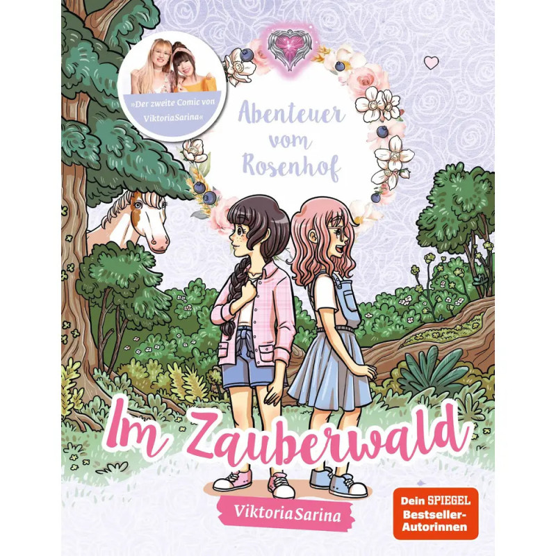 Zwei Mädchen stehen im magischen Wald, ein weißes Pferd blickt hinter Bäumen hervor. Zwei Mädchen stehen im magischen Wald, ein weißes Pferd blickt hinter Bäumen hervor.