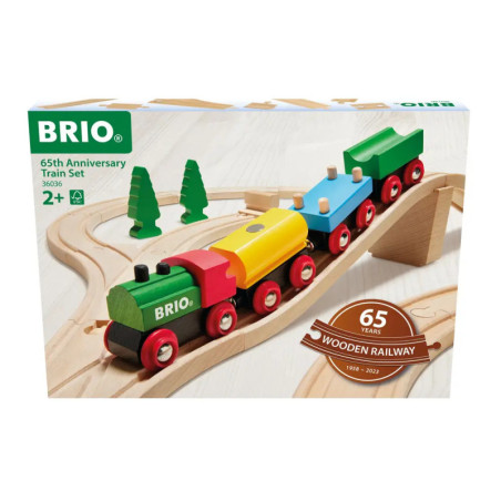 BRIO 65 Jahre Jubiläums-Set: Box mit buntem Holzzug, Schienen und zwei gezeichneten grünen Bäumen.