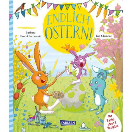 Drei bunte Hasen bemalen draußen ein großes Ei unter einem Banner Endlich Ostern! mit Frühlingsdeko.