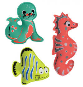 Drei bunte Cartoon-Poolspielzeuge: ein grüner Seehund, ein orangefarbenes Seepferdchen und ein gelber Fisch mit blauen Streifen.
