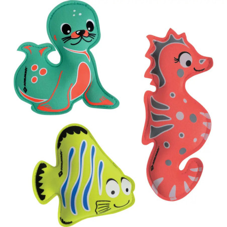 Drei bunte Cartoon-Poolspielzeuge: ein grüner Seehund, ein orangefarbenes Seepferdchen und ein gelber Fisch mit blauen Streifen.