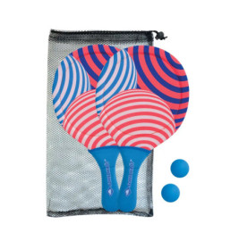 Zwei bunte Schläger, zwei blaue Bälle und eine schwarze Netztasche liegen zusammen.