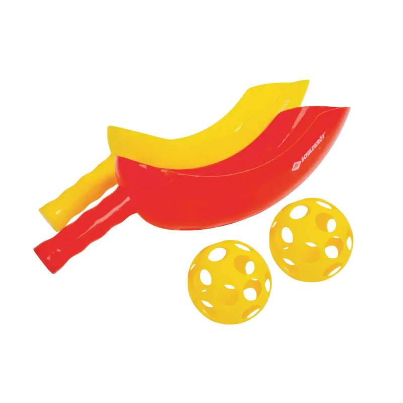 Zwei gebogene Kunststoffschaufeln, eine rot, eine gelb, dazu zwei gelbe gelochte Bälle.