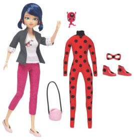 Puppe mit blauen Haaren, Freizeitkleidung, rotem Tupfenanzug, Schuhen, Maske, Tasche und kleinem roten Wesen.