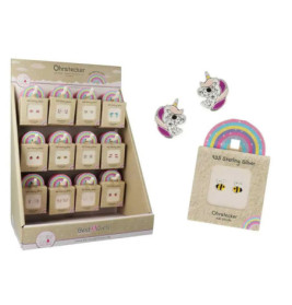 Mädchenohrringe mit Einhorn- und Bienenmotiven, präsentiert auf einem bunten Ständer.