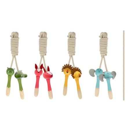 Vier Springseile mit Tiergriffen (Frosch, Fuchs, Löwe, Elefant) hängen nebeneinander senkrecht herunter.