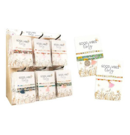 Auslage von Good Vibes Only Armbändern in bunten Designs mit Blumenmotiv-Verpackung.