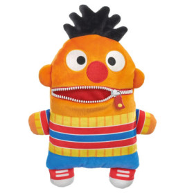 Plüschfigur mit Reißverschlussmund, gestreiftem Shirt, orangefarbenem Gesicht, großen Augen und stacheligen schwarzen Haaren.