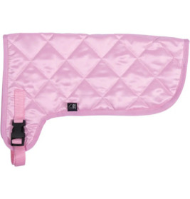 Steppmantel für Hunde in zartem Rosa mit schwarzer Schnalle und rosa Riemen vor weißem Hintergrund.