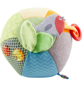Bunter, weicher Stoffball mit kleinem Vogel, verschiedenen Strukturen und rotem Kunststoffring.