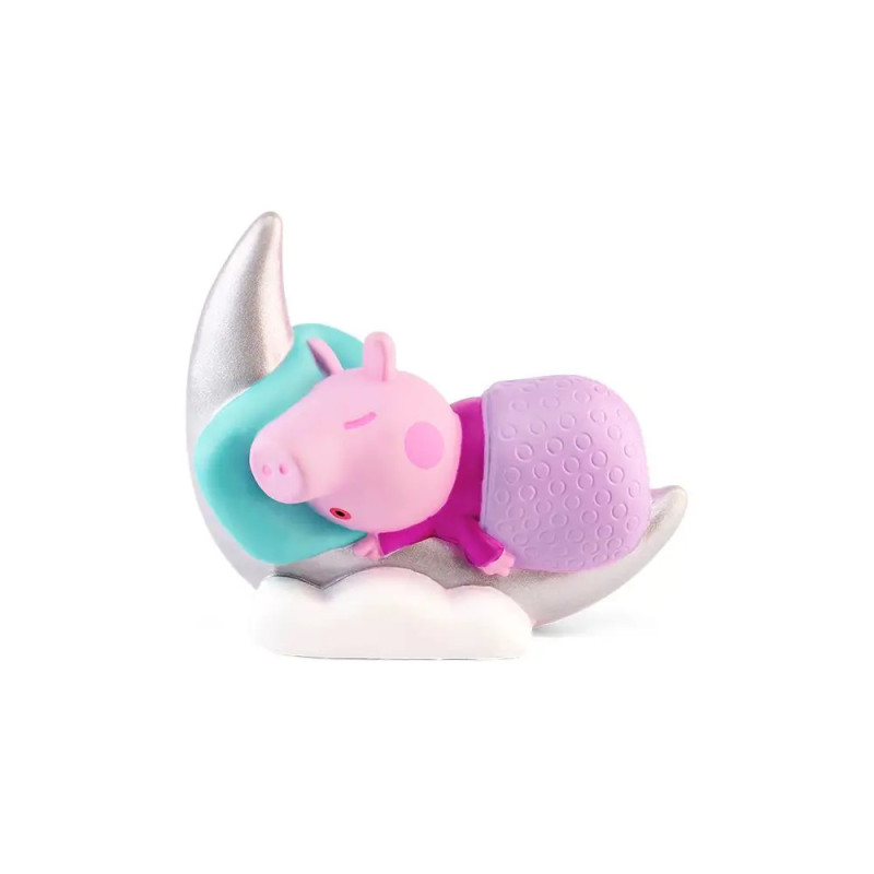 Ein Spielzeugschwein mit lila Decke schläft auf Sichelmond-Kissen und Wolke, die Augen geschlossen, vor weißem Hintergrund.