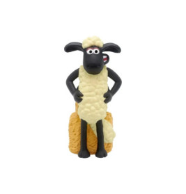 Eine Cartoon-Schaf-Figur mit schwarzen Beinen und Gesicht steht mit Händen an den Hüften auf gelben Heuballen.