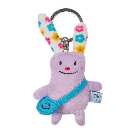 Plüschhasen-Schlüsselanhänger mit bunten Ohren, blauem Beutel und freundlichem Gesicht.