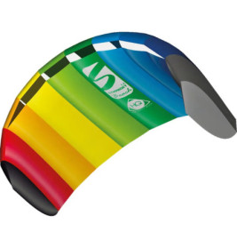 Ein bunter Drachen mit Regenbogenstreifen, schwarzem Rand und einem Logo in der Mitte.