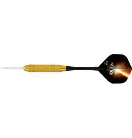 Ein Dart mit goldenem Griff und schwarzen Flights, die eine Dartscheibe mit Flammendesign zeigen.