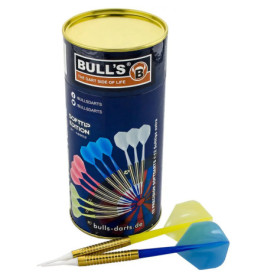 Ein zylindrischer Behälter mit Softdarts, davor liegen zwei blau-gelbe Darts.