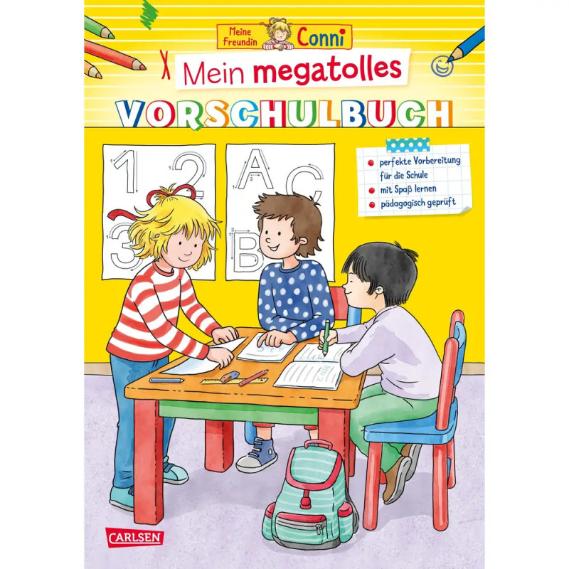 Drei Kinder sitzen am Tisch und zeichnen, hinter ihnen hängen große Alphabet- und Zahlenposter an der Wand.