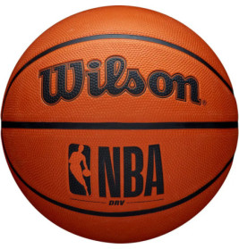 Ein oranger Wilson NBA Basketball mit schwarzem Schriftzug und Logo auf der Oberfläche.