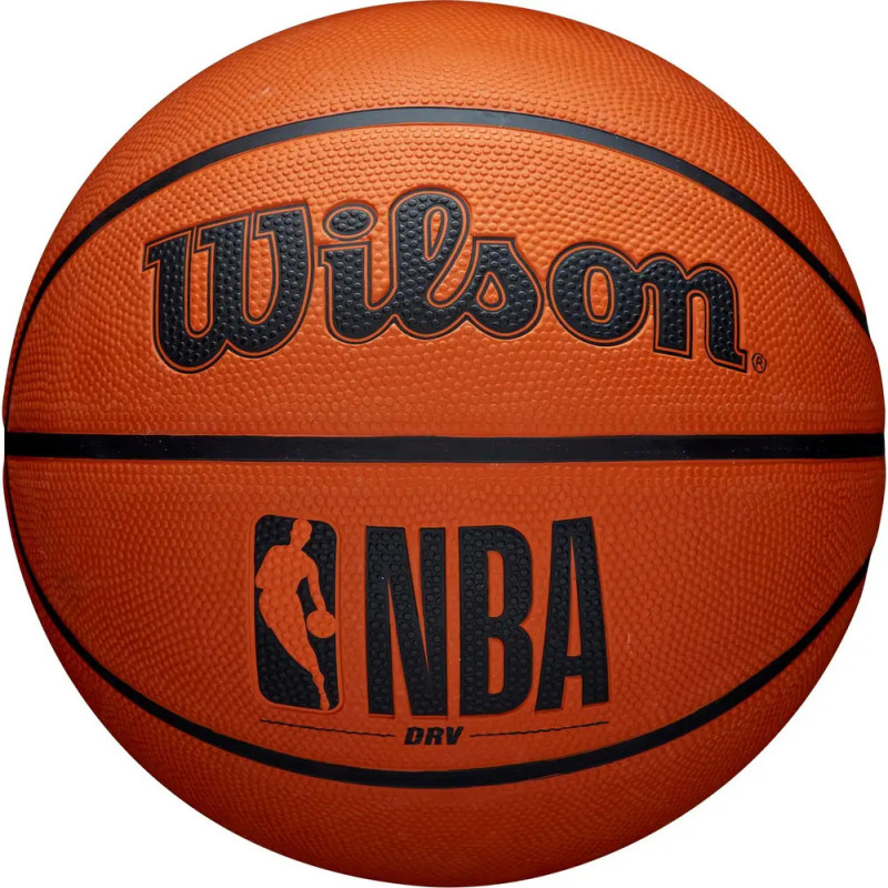 Ein oranger Wilson NBA Basketball mit schwarzem Schriftzug und Logo auf der Oberfläche.