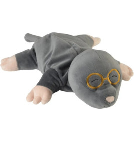 Graues Plüsch-Maulwurfspielzeug mit geschlossenen Augen und gelber Brille, liegt flach mit ausgestreckten Gliedmaßen.