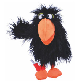 Eine flauschige schwarze Krähenpuppe mit großem orangefarbenem Schnabel, Füßen und rotem Verband am Bein.