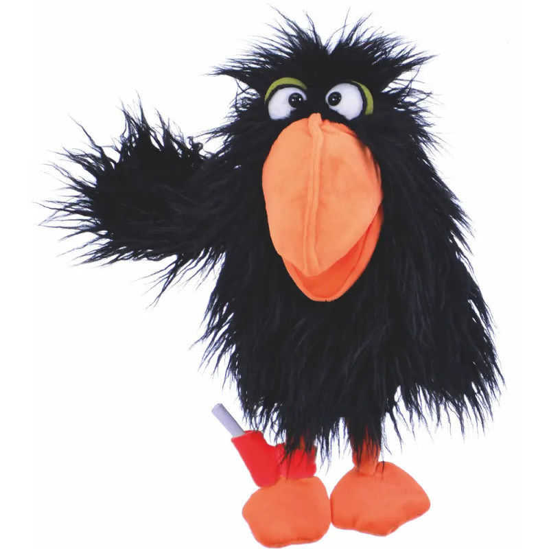 Eine flauschige schwarze Krähenpuppe mit großem orangefarbenem Schnabel, Füßen und rotem Verband am Bein.