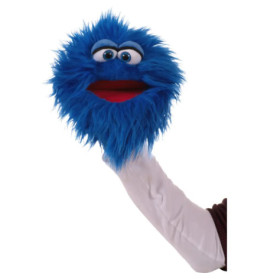 Eine blaue, zottelige Handpuppe mit großen Augen und breitem Mund vor weißem Hintergrund.