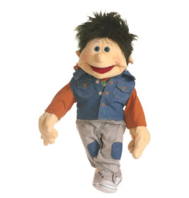 Eine Puppe mit zerzausten dunklen Haaren, Jeansweste, orangem Shirt, grauer Hose und weißen Schuhen.