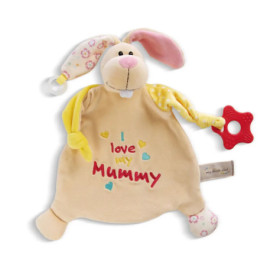 Plüschhase mit I love my Mummy-Schrift, bunten Ohren und rotem Beißring an einer Pfote.