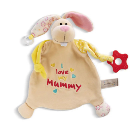 Plüschhase mit I love my Mummy-Schrift, bunten Ohren und rotem Beißring an einer Pfote.