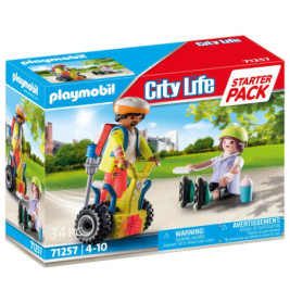 Playmobil City Life Starter Pack: Zwei Figuren im Park, eine auf einem Segway, eine sitzt.