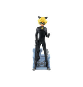 Plastikfigur einer maskierten Figur im schwarzen Catsuit mit Katzenohren neben einer blauen Truhe.
