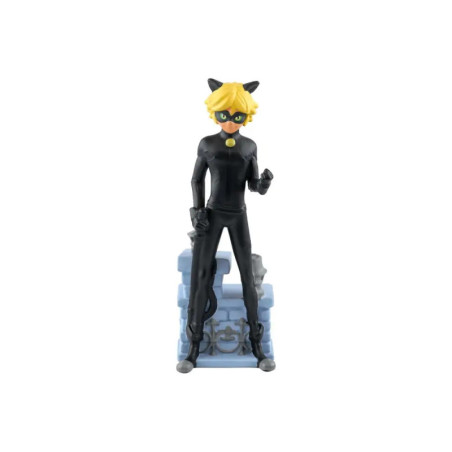 Plastikfigur einer maskierten Figur im schwarzen Catsuit mit Katzenohren neben einer blauen Truhe. Plastikfigur einer maskierten Figur im schwarzen Catsuit mit Katzenohren neben einer blauen Truhe.