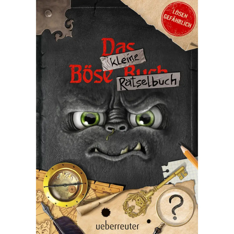 Buchcover mit grimmigem schwarzen Wesen, zerrissenem Papier, Karten, Kompass, Bleistift und deutschem Titel.