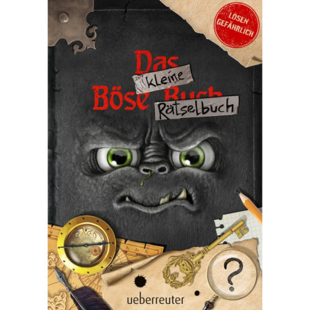 Buchcover mit grimmigem schwarzen Wesen, zerrissenem Papier, Karten, Kompass, Bleistift und deutschem Titel.