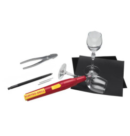 Gravierwerkzeug-Set mit Zange, Stift, Bohrer, Weingläsern und schwarzen Platten auf weißem Hintergrund.